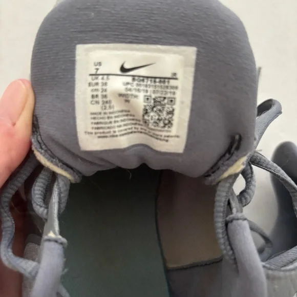 Nike Women's Sneakers Size 7 W Gray/Silver Athletic Running Shoes BQ6716-001 - Picture 8 of 9